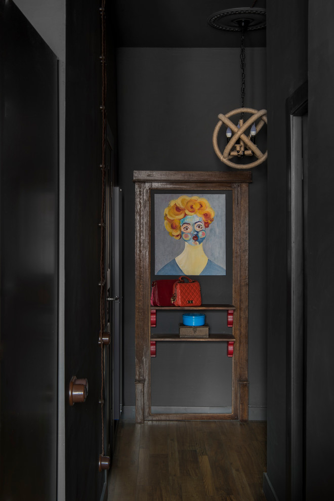 Источник вдохновения для домашнего уюта: узкая прихожая среднего размера в стиле лофт с черными стенами, полом из ламината, одностворчатой входной дверью, красной входной дверью и коричневым полом