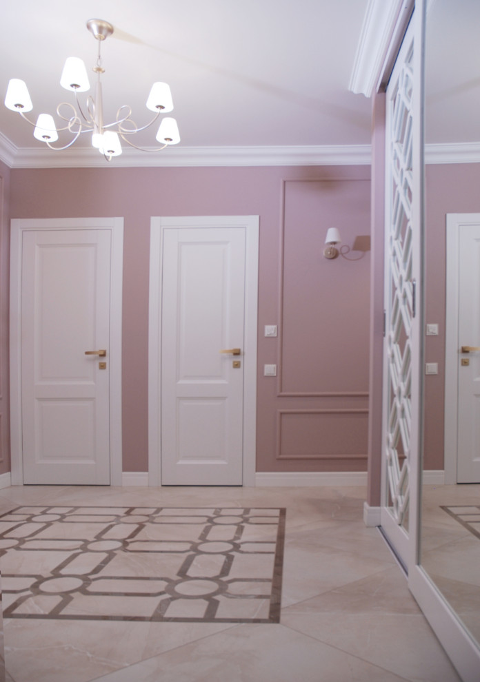 Свежая идея для дизайна: большая прихожая в стиле неоклассика (современная классика) с розовыми стенами, полом из керамогранита, одностворчатой входной дверью, белой входной дверью и бежевым полом - отличное фото интерьера
