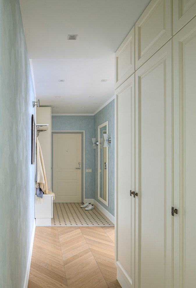 Esempio di una piccola porta d'ingresso tradizionale con pareti blu, pavimento in gres porcellanato, una porta singola, una porta bianca e pavimento beige