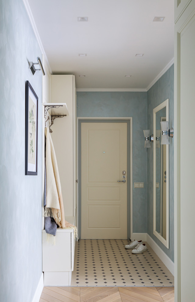 Пример оригинального дизайна: маленькая входная дверь в стиле неоклассика (современная классика) с синими стенами, полом из керамогранита, одностворчатой входной дверью, белой входной дверью и бежевым полом для на участке и в саду
