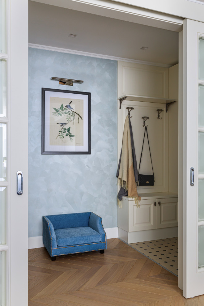 Esempio di un piccolo corridoio tradizionale con pavimento in legno massello medio, pavimento beige e pareti blu