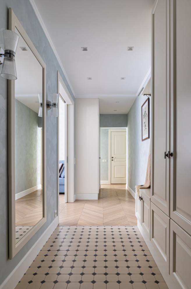Esempio di un piccolo ingresso o corridoio chic con pareti blu, pavimento in gres porcellanato e pavimento beige