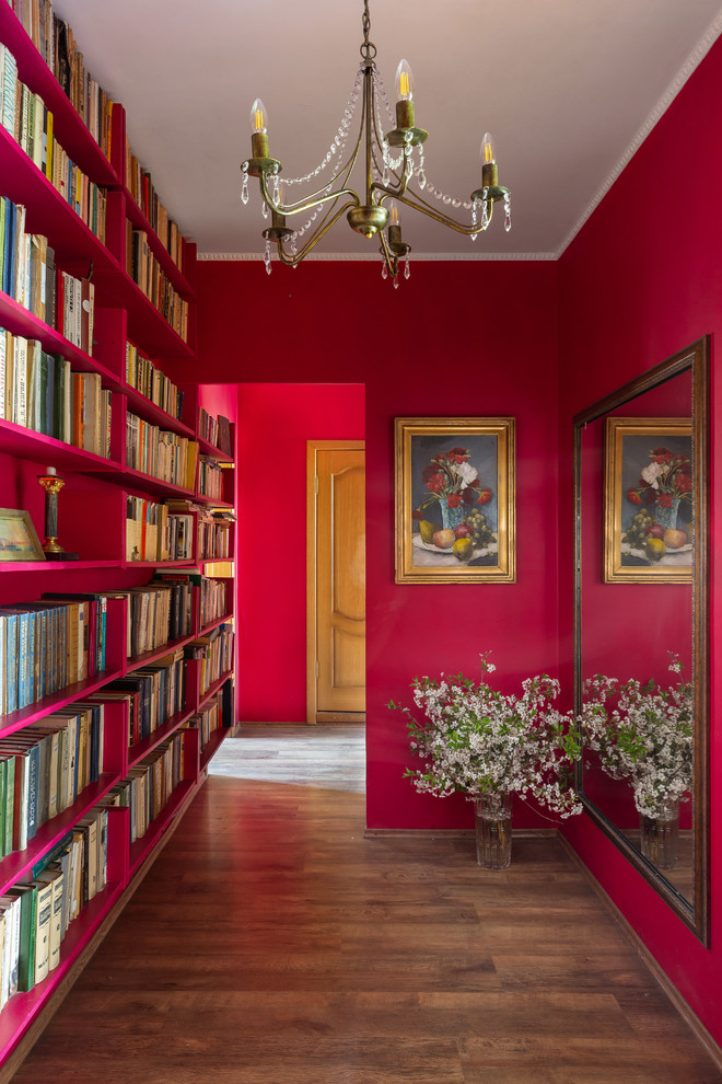 Exemple d'une entrée éclectique de taille moyenne avec un couloir, un mur rose et un sol en bois brun.