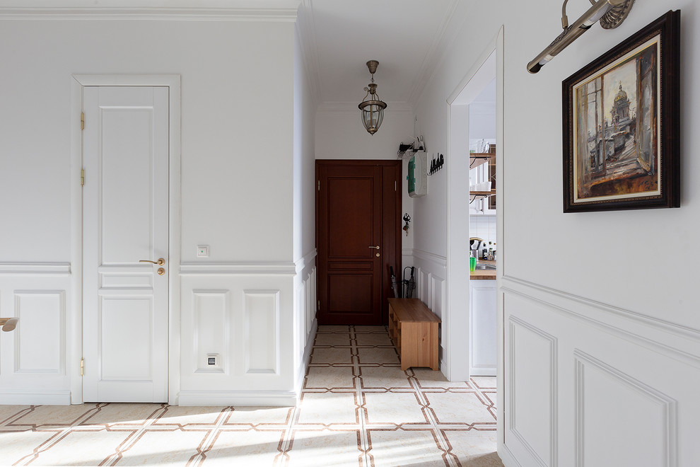 На фото: входная дверь среднего размера в скандинавском стиле с белыми стенами, полом из керамической плитки, одностворчатой входной дверью, коричневой входной дверью и бежевым полом