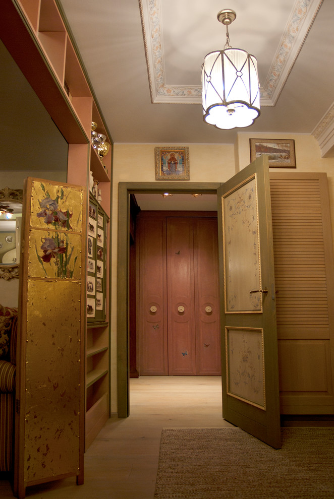 Mittelgroßer Retro Eingang mit beiger Wandfarbe, braunem Holzboden, Einzeltür, hellbrauner Holzhaustür und beigem Boden in Moskau