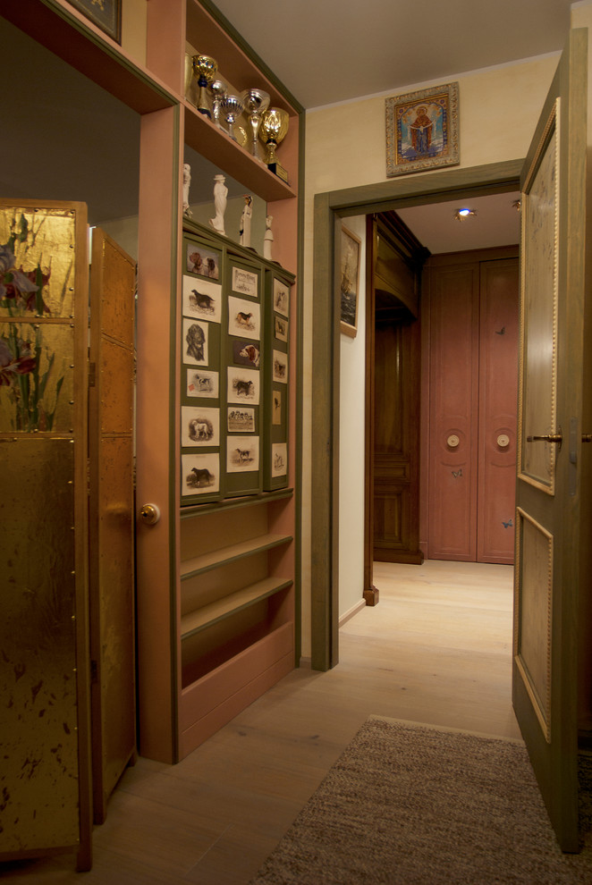 Imagen de entrada retro de tamaño medio con paredes beige, suelo de madera en tonos medios, puerta simple, puerta de madera en tonos medios y suelo beige