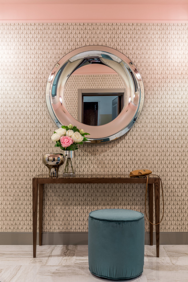 Свежая идея для дизайна: фойе среднего размера в современном стиле с розовыми стенами, полом из керамогранита, одностворчатой входной дверью, коричневой входной дверью и обоями на стенах - отличное фото интерьера
