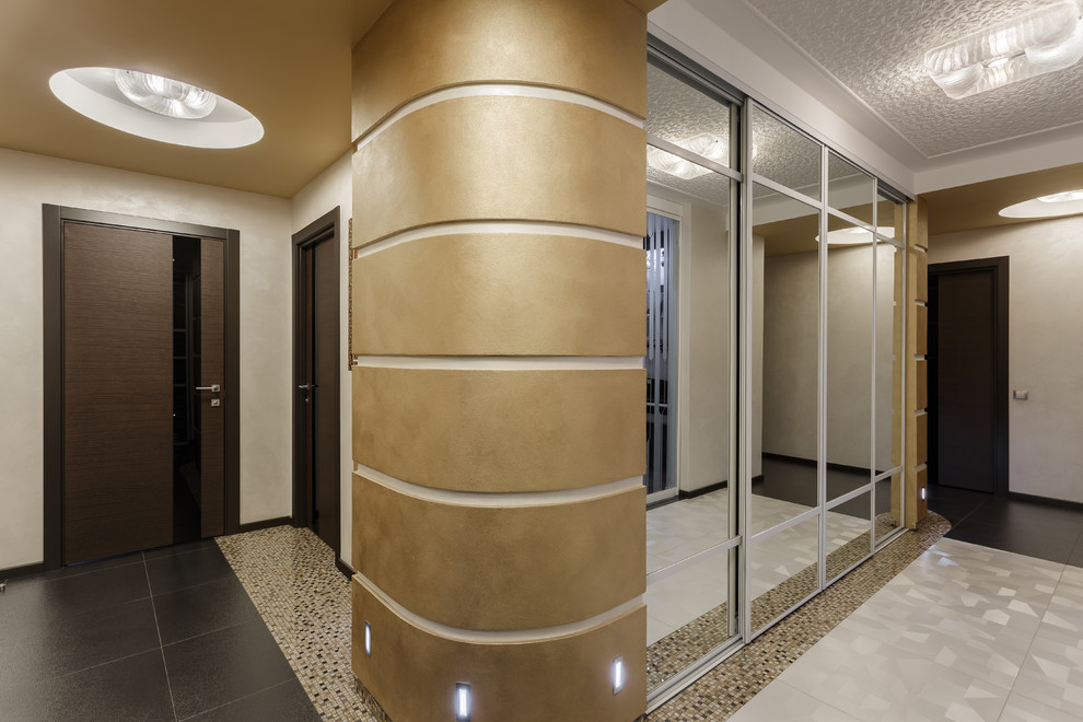 Идея дизайна: вестибюль среднего размера в современном стиле с полом из керамогранита, одностворчатой входной дверью, коричневой входной дверью, разноцветным полом и бежевыми стенами