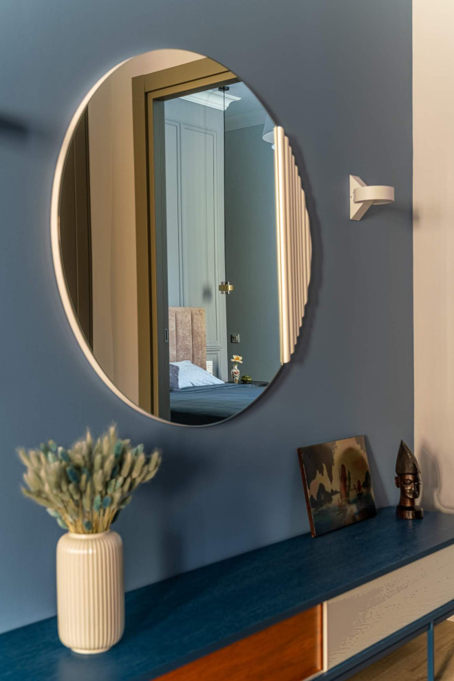 Foto de vestíbulo nórdico pequeño con paredes azules, suelo laminado, puerta tipo holandesa, puerta gris, suelo marrón, bandeja y papel pintado