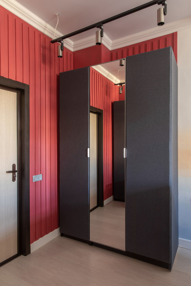 モスクワにある低価格の小さなコンテンポラリースタイルのおしゃれな玄関ドア (赤い壁、ラミネートの床、淡色木目調のドア、ベージュの床、羽目板の壁) の写真