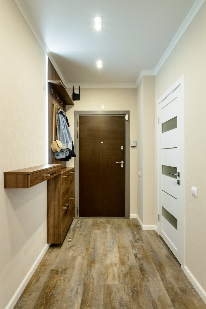 Diseño de puerta principal contemporánea de tamaño medio con paredes beige, suelo vinílico, puerta simple, puerta marrón y suelo marrón