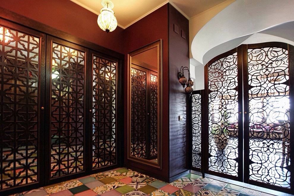 Idéer för mellanstora orientaliska entréer, med lila väggar