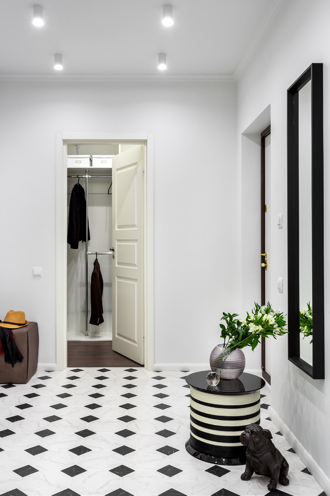 Свежая идея для дизайна: прихожая в современном стиле с белыми стенами, одностворчатой входной дверью и белой входной дверью - отличное фото интерьера
