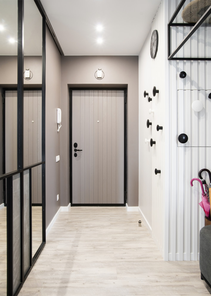 Идея дизайна: входная дверь в современном стиле с серыми стенами, одностворчатой входной дверью, серой входной дверью и бежевым полом