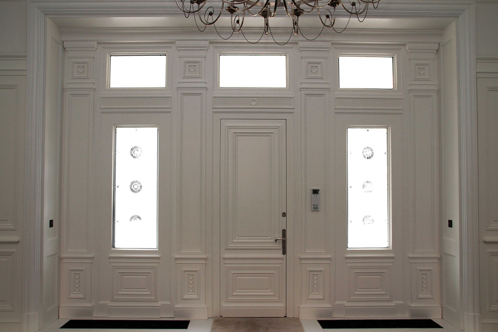 Стильный дизайн: прихожая в классическом стиле с одностворчатой входной дверью и белой входной дверью - последний тренд
