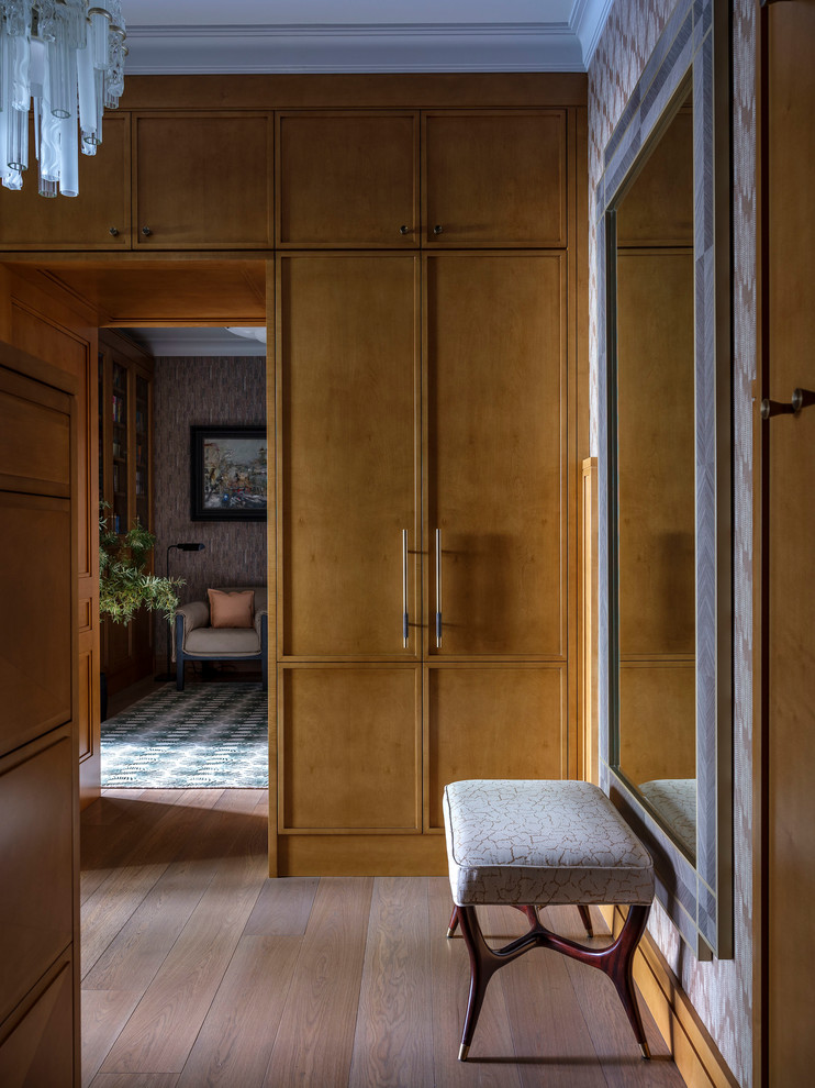 Idéer för mellanstora vintage entréer, med bruna väggar, mellanmörkt trägolv och brunt golv