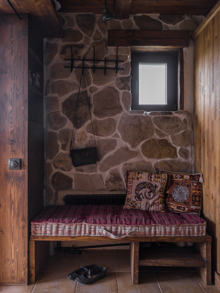 Inspiration för mellanstora rustika farstur, med beige väggar, klinkergolv i porslin, en enkeldörr, en brun dörr och beiget golv