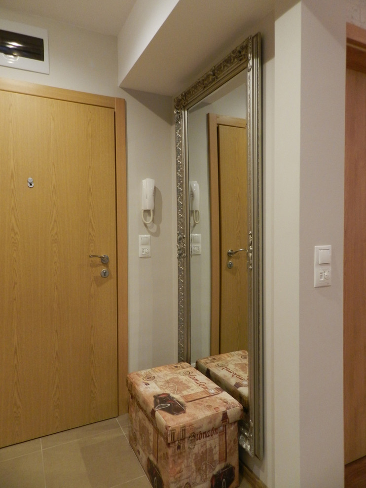 Kleine Shabby-Style Haustür mit grauer Wandfarbe, Porzellan-Bodenfliesen, Einzeltür, hellbrauner Holzhaustür und grauem Boden in Sonstige