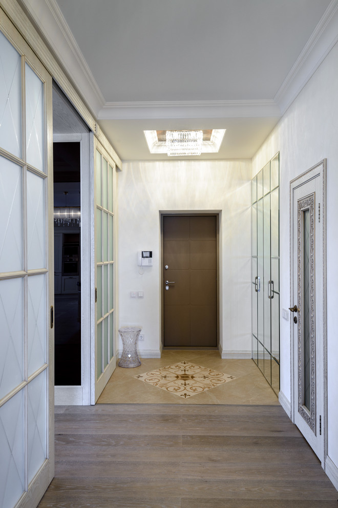 Идея дизайна: входная дверь в классическом стиле с белыми стенами, одностворчатой входной дверью и коричневой входной дверью