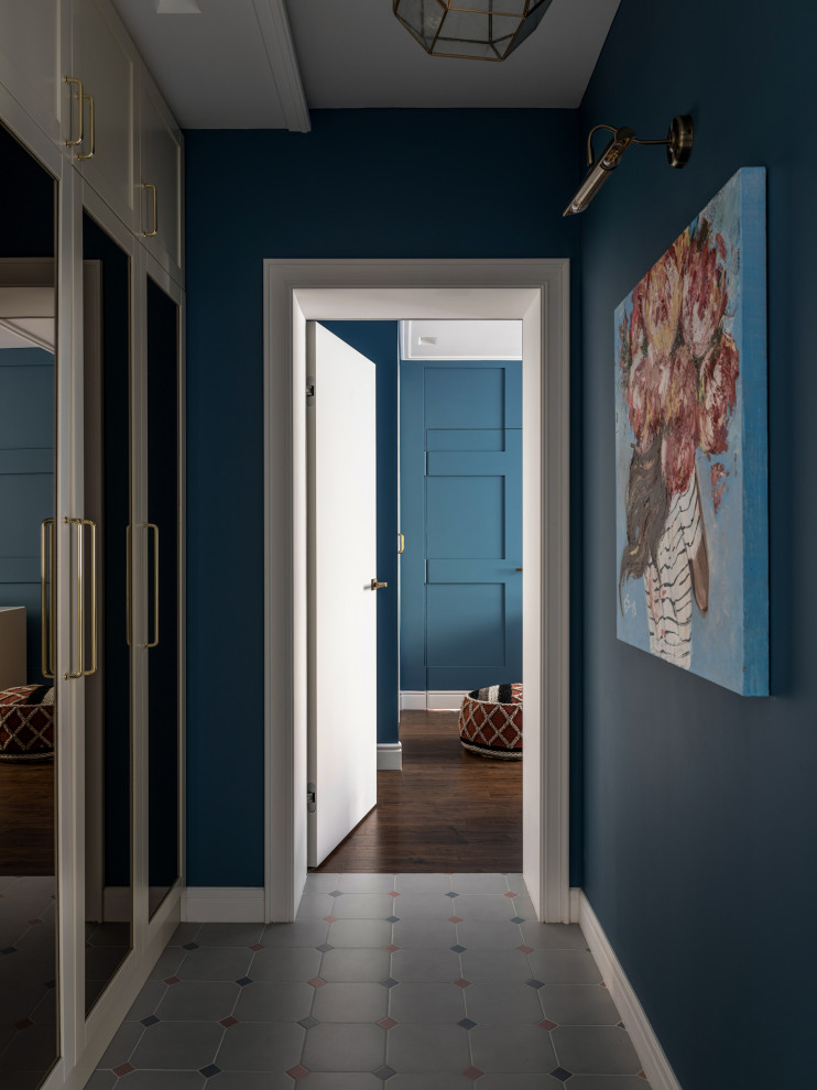 Kleiner Moderner Eingang mit Korridor, blauer Wandfarbe, Keramikboden und buntem Boden in Toronto
