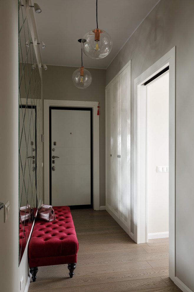 Свежая идея для дизайна: входная дверь среднего размера в стиле неоклассика (современная классика) с бежевыми стенами, полом из ламината, двустворчатой входной дверью, белой входной дверью, коричневым полом и балками на потолке - отличное фото интерьера
