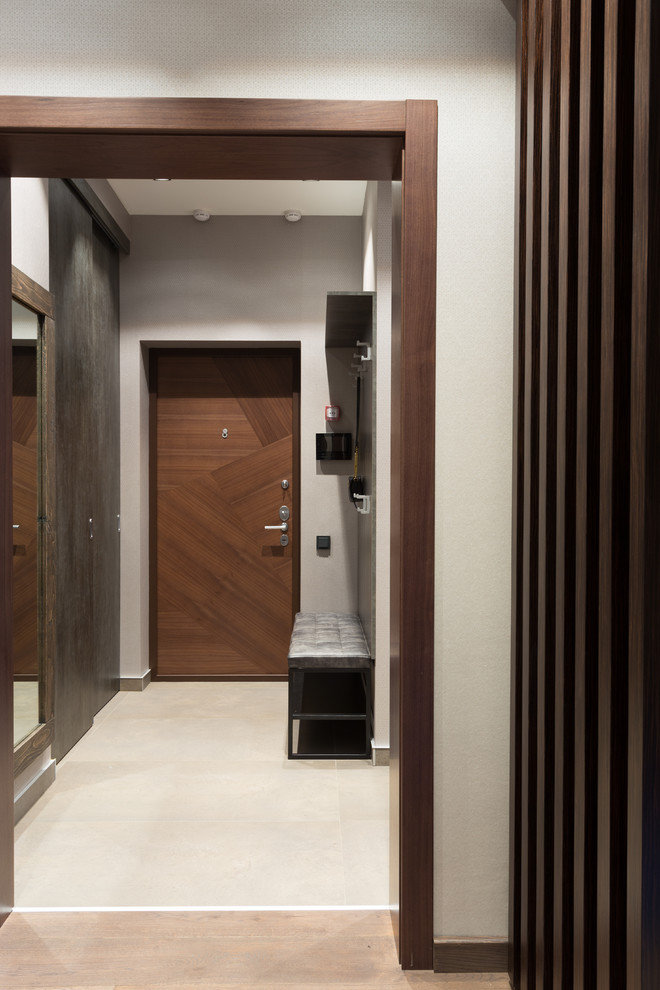 Источник вдохновения для домашнего уюта: входная дверь среднего размера в современном стиле с серыми стенами, полом из керамогранита, одностворчатой входной дверью, коричневой входной дверью и серым полом