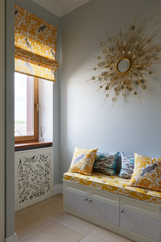 Ispirazione per un ingresso con vestibolo tradizionale di medie dimensioni con pareti grigie, pavimento in gres porcellanato e pavimento beige