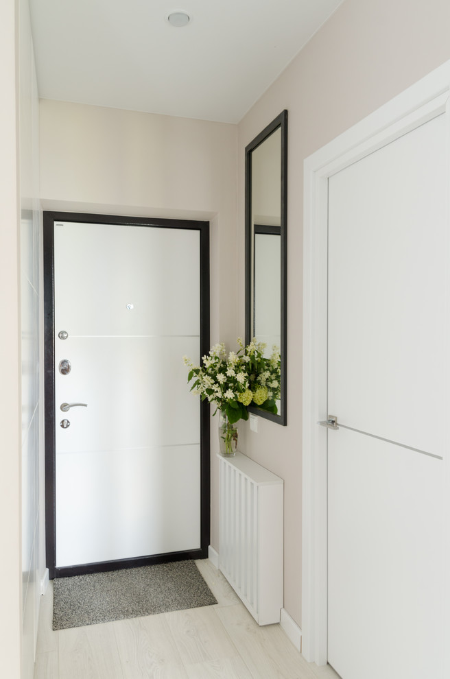 Источник вдохновения для домашнего уюта: входная дверь среднего размера в современном стиле с полом из ламината, белым полом, бежевыми стенами, одностворчатой входной дверью и белой входной дверью