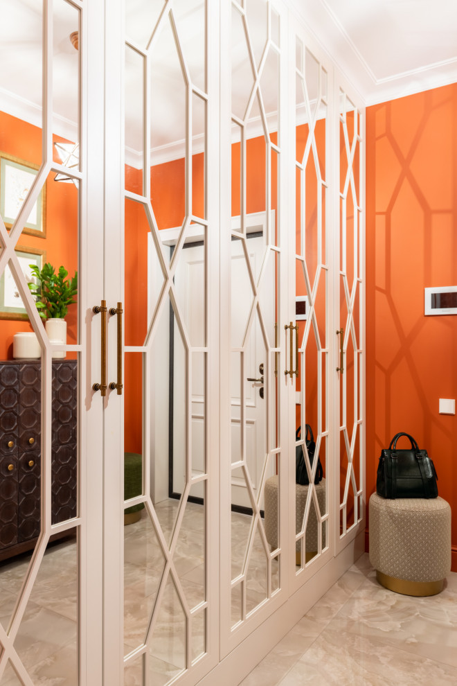 Imagen de puerta principal tradicional de tamaño medio con parades naranjas, suelo de baldosas de porcelana, puerta simple, puerta blanca y suelo beige