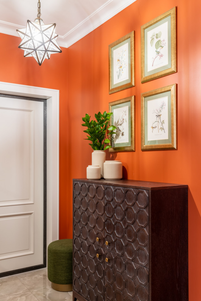 Klassisk inredning av en mellanstor ingång och ytterdörr, med orange väggar, klinkergolv i porslin, en enkeldörr, en vit dörr och beiget golv