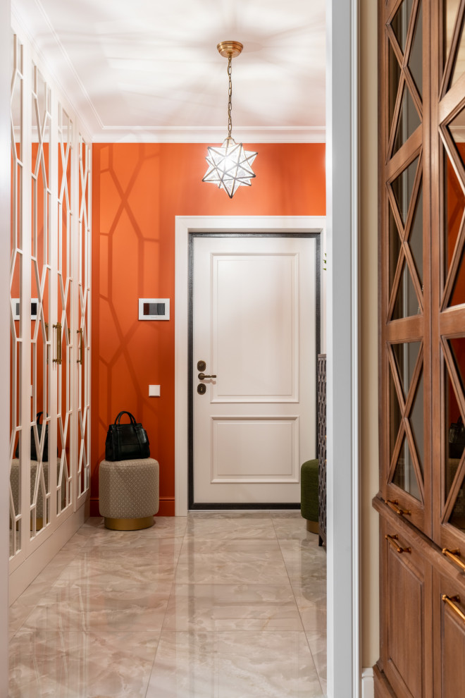 Foto de puerta principal tradicional de tamaño medio con parades naranjas, suelo de baldosas de porcelana, puerta simple, puerta blanca y suelo beige