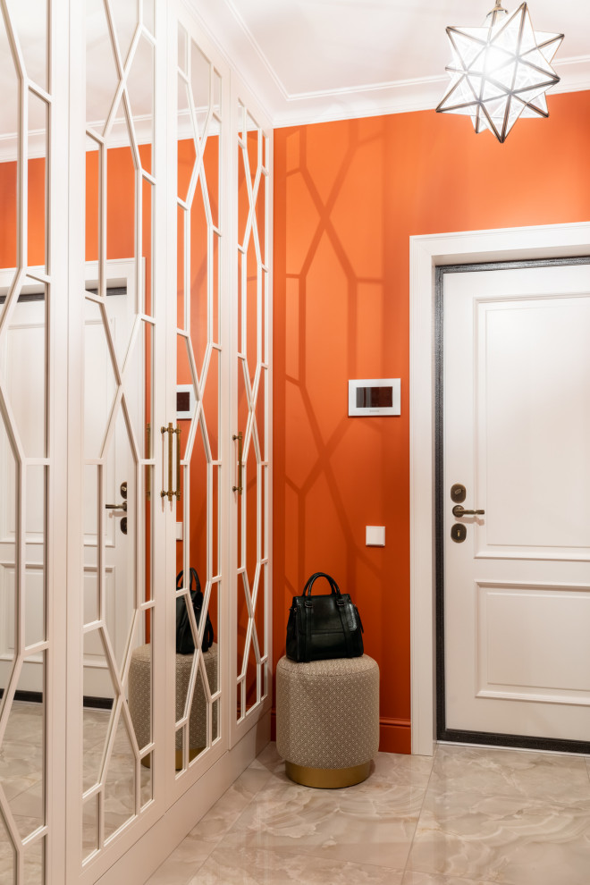Пример оригинального дизайна: входная дверь среднего размера в классическом стиле с оранжевыми стенами, полом из керамогранита, одностворчатой входной дверью, белой входной дверью и бежевым полом