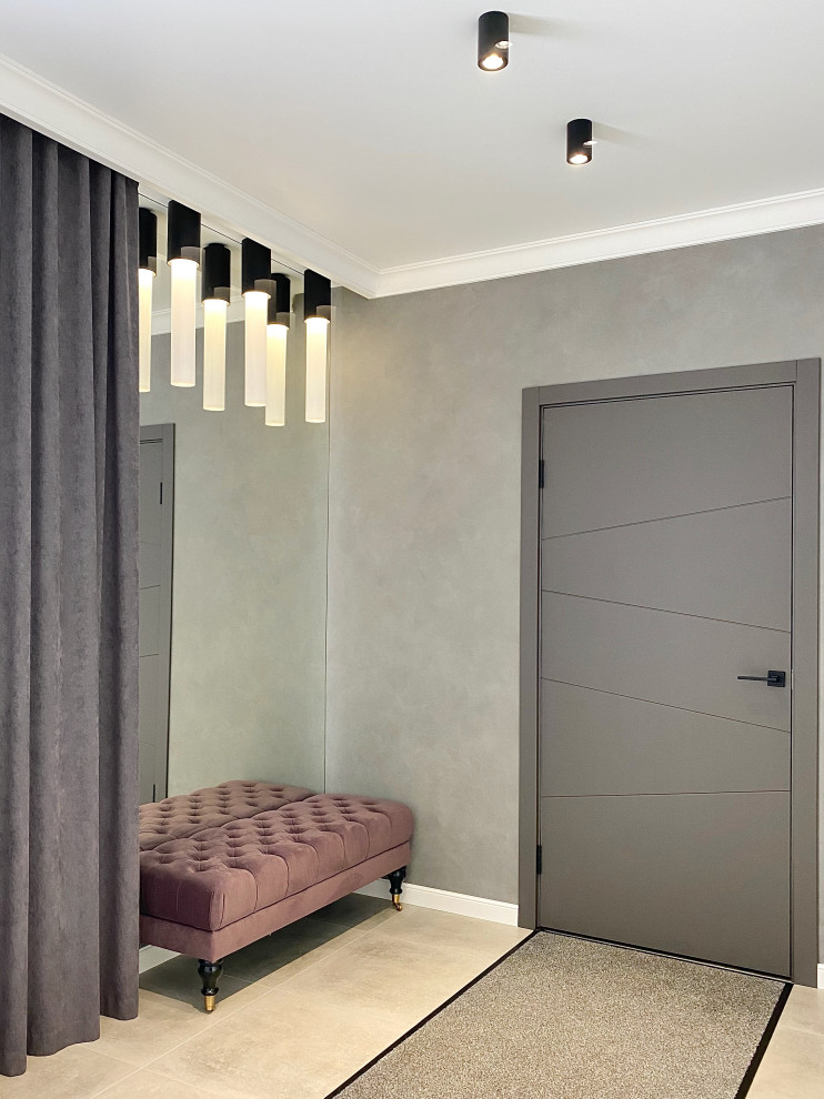 Стильный дизайн: входная дверь в современном стиле с серыми стенами, полом из керамогранита, одностворчатой входной дверью, серой входной дверью и серым полом - последний тренд