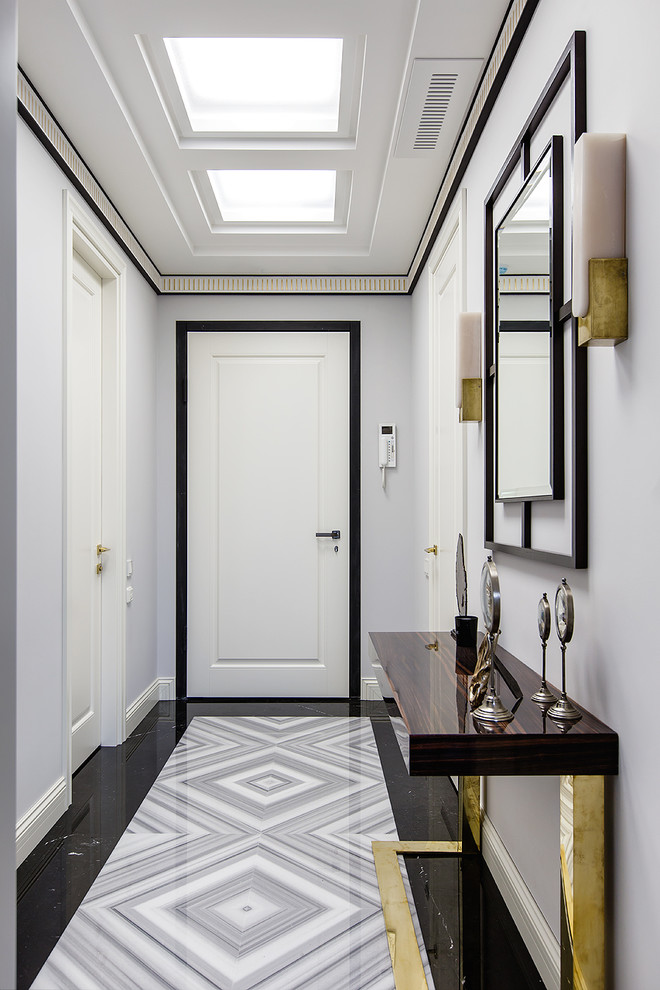 Источник вдохновения для домашнего уюта: входная дверь в современном стиле с белыми стенами, одностворчатой входной дверью, белой входной дверью и разноцветным полом