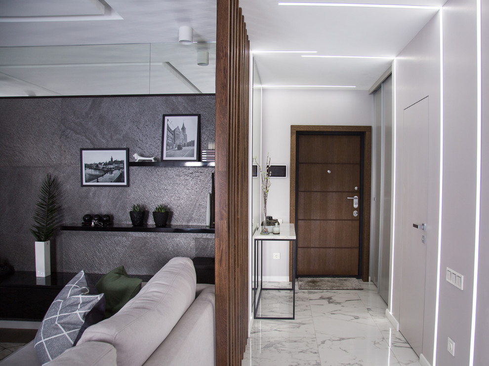 Идея дизайна: входная дверь среднего размера в современном стиле с серыми стенами, полом из керамогранита, одностворчатой входной дверью, входной дверью из темного дерева и белым полом