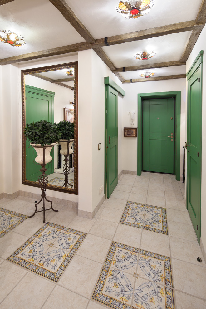Esempio di un ingresso o corridoio mediterraneo con pareti bianche e pavimento con piastrelle in ceramica