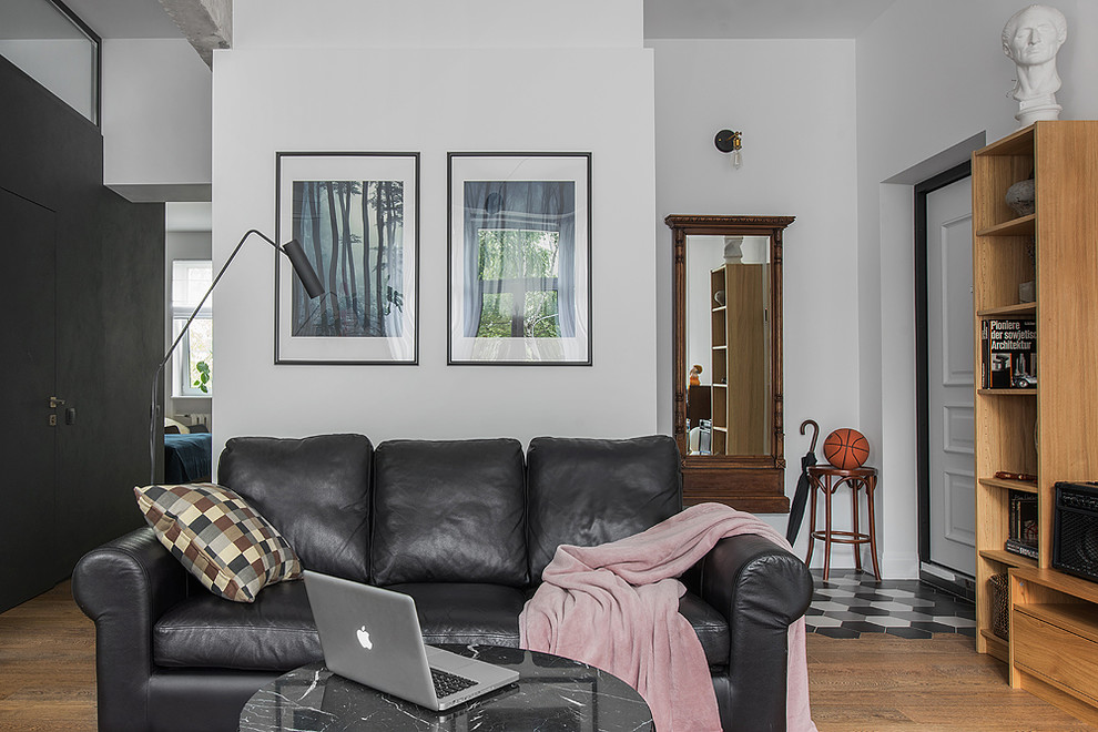 Idée de décoration pour une porte d'entrée nordique avec un mur blanc, une porte simple, une porte blanche et un sol multicolore.