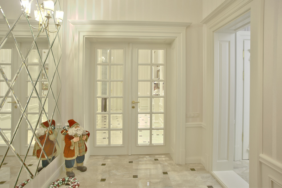 他の地域にあるトランジショナルスタイルのおしゃれな玄関 (ピンクの壁、セラミックタイルの床、白いドア、ベージュの床) の写真