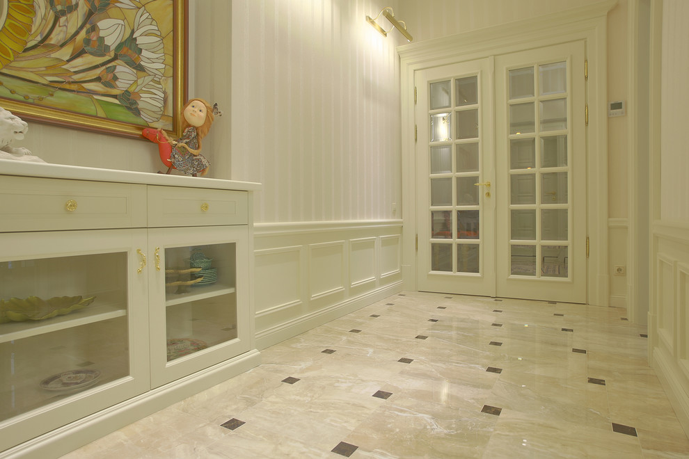 他の地域にあるトランジショナルスタイルのおしゃれな玄関 (ピンクの壁、セラミックタイルの床、白いドア、ベージュの床) の写真