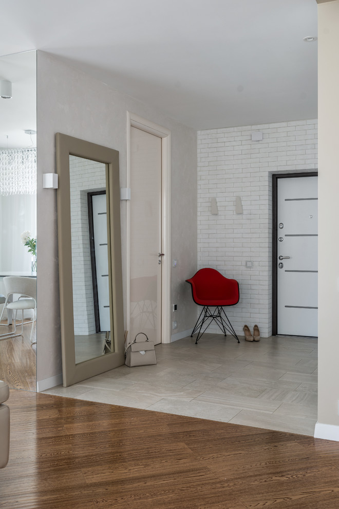 Свежая идея для дизайна: входная дверь в современном стиле с белыми стенами, одностворчатой входной дверью и белой входной дверью - отличное фото интерьера