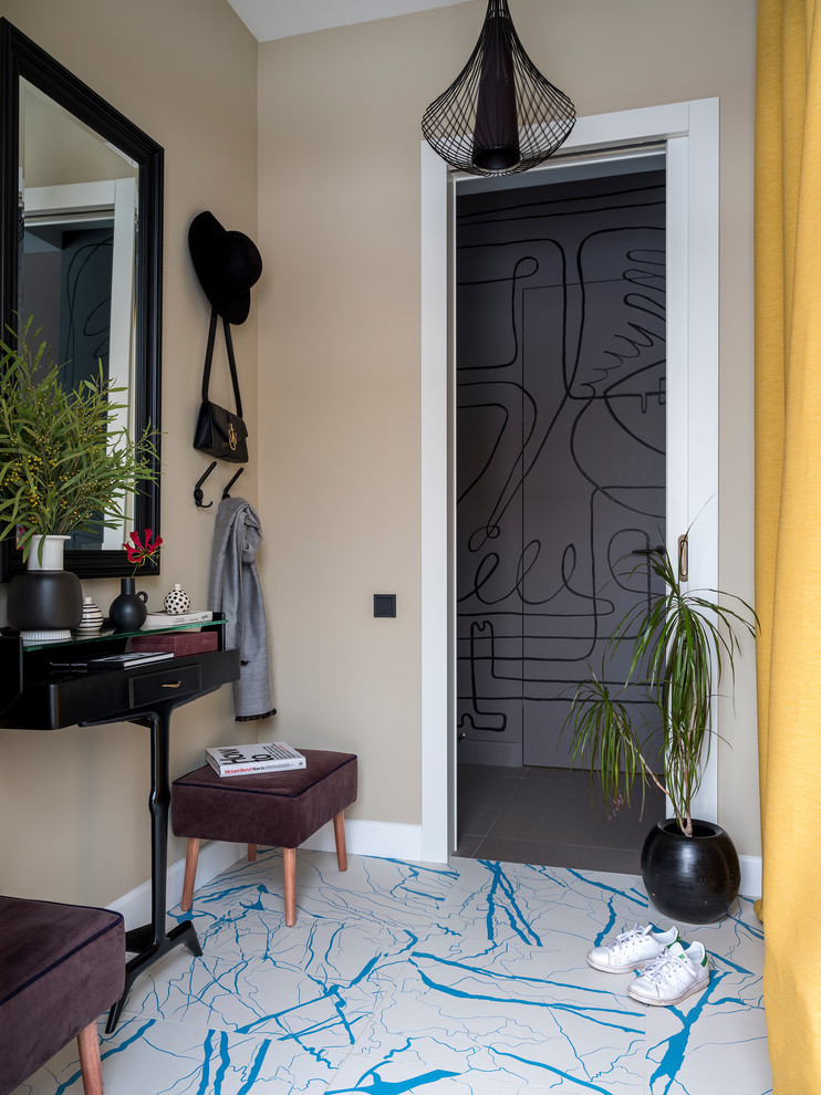 Источник вдохновения для домашнего уюта: узкая прихожая среднего размера с желтыми стенами, полом из керамогранита и синим полом