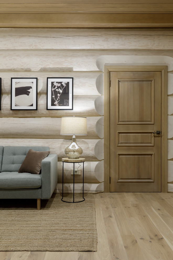 Idee per un ingresso o corridoio stile rurale con pareti bianche, pavimento beige e soffitto in perlinato