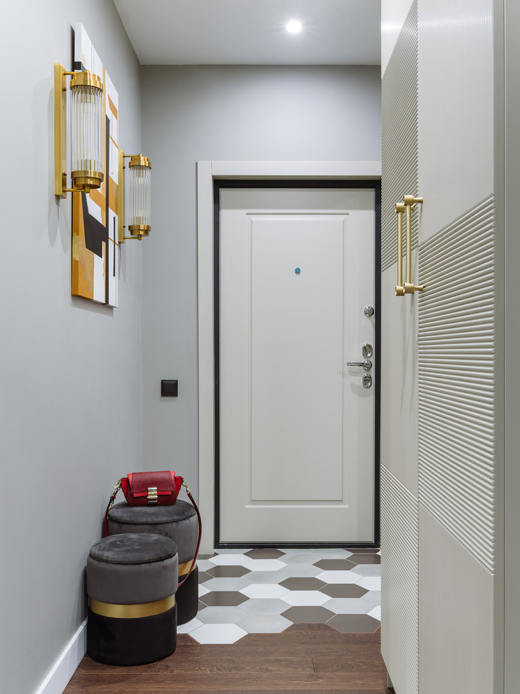 Источник вдохновения для домашнего уюта: узкая прихожая среднего размера в современном стиле с серыми стенами, полом из керамогранита, одностворчатой входной дверью, серой входной дверью и разноцветным полом
