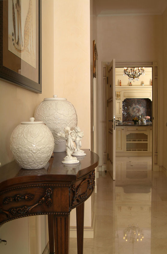 Imagen de hall clásico con paredes rosas y suelo de mármol