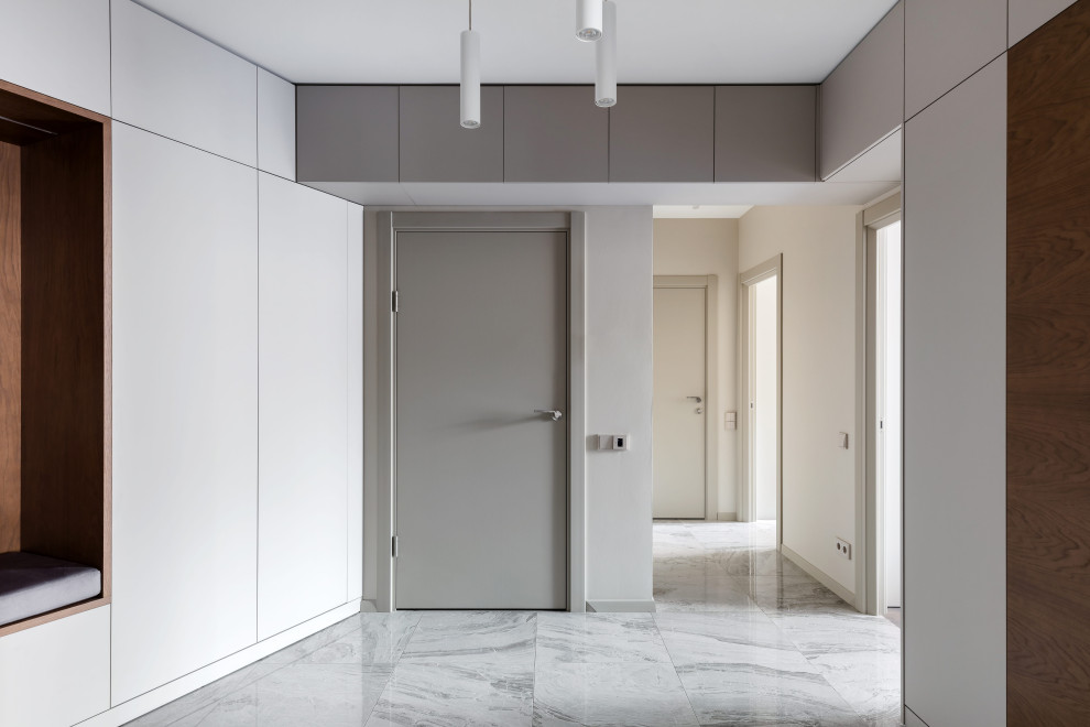 Idee per un ingresso o corridoio design di medie dimensioni con pareti grigie, pavimento in gres porcellanato e pavimento grigio