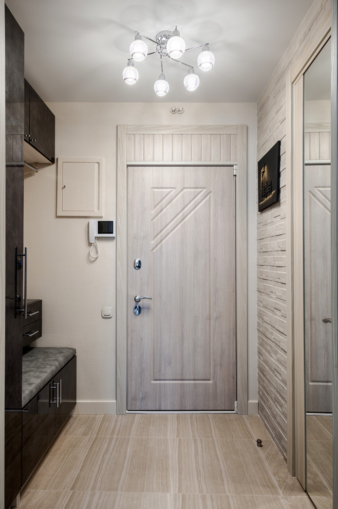 Modelo de puerta principal contemporánea de tamaño medio con paredes beige, suelo de baldosas de porcelana, puerta simple, puerta de madera clara y suelo beige