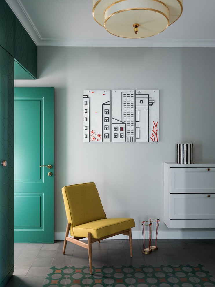 Idee per un piccolo corridoio minimalista con pavimento multicolore e pareti verdi