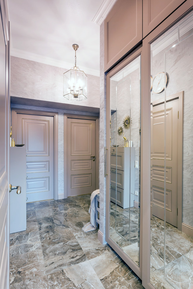 Kleiner Klassischer Eingang mit Vestibül, grauer Wandfarbe, Porzellan-Bodenfliesen, Doppeltür, brauner Haustür und braunem Boden in Sankt Petersburg