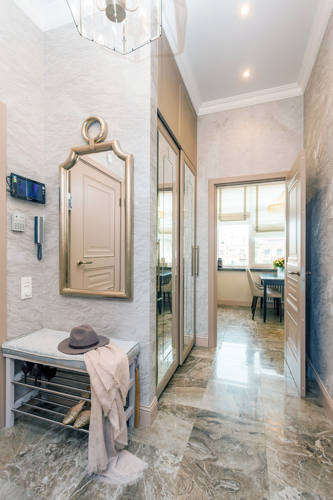 サンクトペテルブルクにある低価格の小さなトランジショナルスタイルのおしゃれな玄関ドア (グレーの壁、磁器タイルの床、茶色いドア、茶色い床) の写真