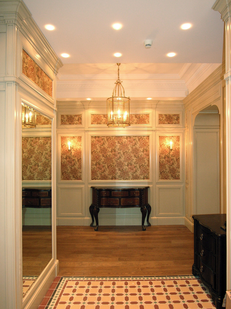 Immagine di un corridoio vittoriano di medie dimensioni con pareti beige, pavimento in gres porcellanato e pavimento multicolore